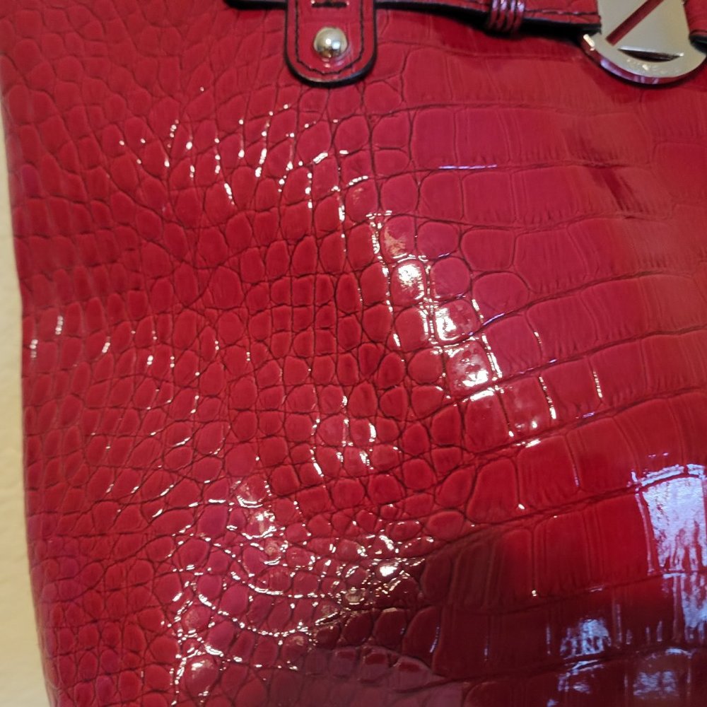 Nine & Co Red Bucket Tote - Picture 11 of 16